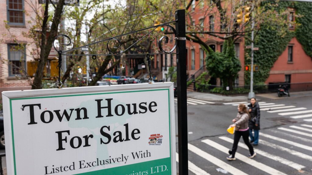 Manhattan is now a 'buyer's market' as real estate prices fall and inventory rises